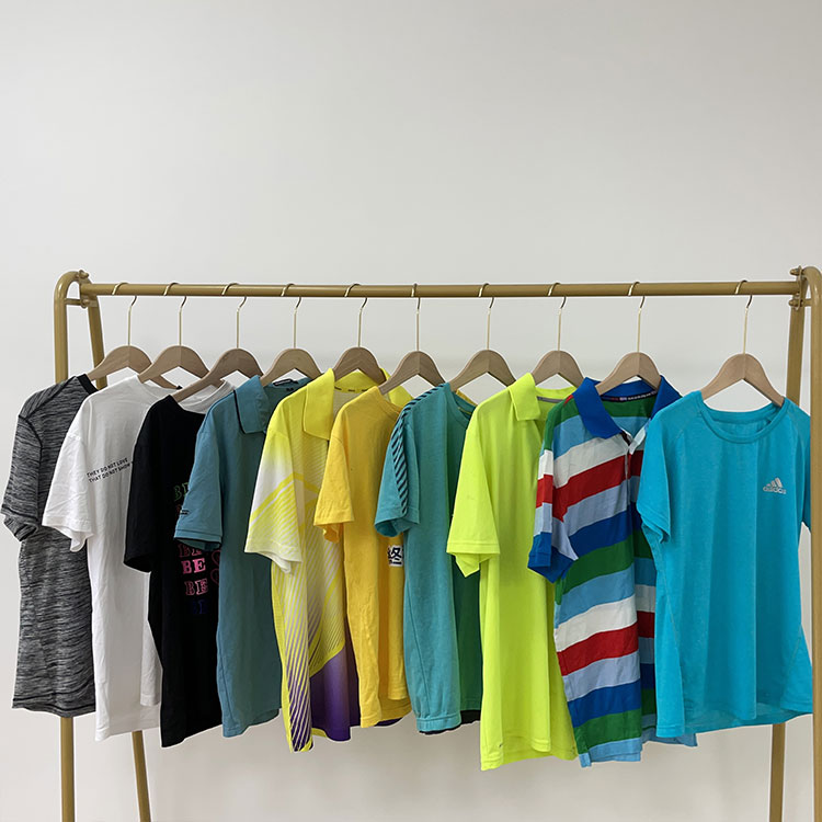 Begagnad kortärmad T-shirt för män